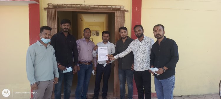 खराब सड़को को लेकर युकॉं का अनोखा प्रदर्शन   धुल से बचने बाटे मास्क, राहत कार्य नहीं होंने पर आंदोलन की चेतावनी