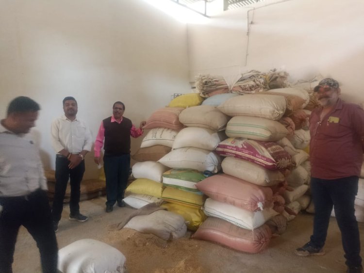 *अवैध धान के भंडारण पर प्रशासन की फिर कार्रवाई,दो संस्थानों से लगभग तीन लाख रूपए का अवैध धान जब्त* 