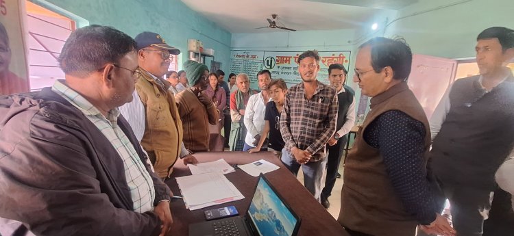 *कलेक्टर पहुंचे सुशासन शिविर में,लोगों की समस्याओं का किया समाधान*  *स्वीकृति के बाद भी आवास निर्माण शुरू नहीं करने वालों को दी हिदायत*