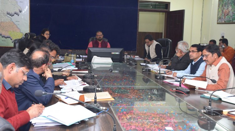 *ई-ऑफिस व योजनाओं में लापरवाही पर कलेक्टर सख्त,  अधिकारियों को नोटिस*  *मुख्यमंत्री घोषणाओं, कलेक्टर कांफ्रेंस के एजेंडा और योजनाओं आदि की समीक्षा समय-सीमा बैठक सम्पन्न