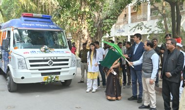 *पीएम जनमन योजना के तहत बिलासपुर जिले को मिली 3 मोबाइल मेडिकल यूनिट : कलेक्टर ने हरी झंडी दिखाकर किया रवाना, दूरस्थ बैगा बसाहटों तक पहुंचेगी स्वास्थ्य सुविधा*