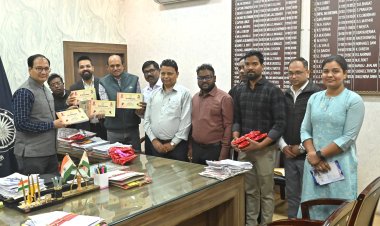 *कलेक्टर नेकिया ब्रेल लिपि कैलेण्डर का विमोचन : कहा सामान्य लोगों के साथ ही दृष्टिबाधितों के लिए ब्रेल प्रेस, समाज कल्याण बिलासपुर का प्रयास सराहनीय*