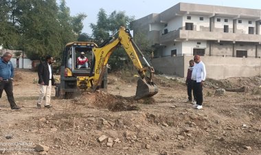 *कलेक्टर के निर्देश पर कोनी में अवैध प्लाटिंग के खिलाफ प्रशासन की बड़ी कार्रवाई : कोनी में दो जगह की जा रही थी अवैध प्लाटिंग, रास्ता,बाउंड्रीवाल और पोल को निगम की टीम ने उखाड़ा*