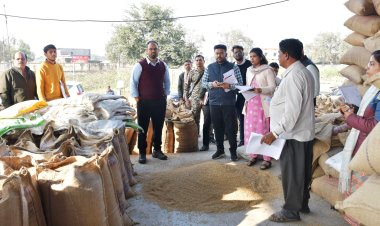 *कलेक्टर ने धान खरीदी केंद्र सरगांव, सांवतपुर और धूमा का किया औचक निरीक्षण*  *अव्यवस्था पर सरगॉव समिति प्रबंधक को लगाई फटकार, नोटिस व वेतन रोकने के दिए निर्देश*