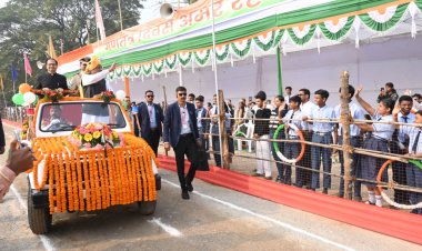 *मुख्यमंत्री विष्णुदेव साय ने बिलासपुर में किया ध्वजारोहण :  कहा संविधान, लोकतंत्र और सुशासन के रास्ते विकसित छत्तीसगढ़ का निर्माण सरकार का संकल्प*