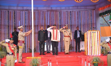 *उप मुख्यमंत्री विजय शर्मा ने गणतंत्र दिवस पर अम्बिकापुर के पीजी कॉलेज मैदान में फहराया राष्ट्रीय ध्वज, सरगुजा में 77 वां गणतंत्र दिवस पूरे हर्षोल्लास के साथ मनाया गया, स्कूली बच्चों ने दी रंगारंग सांस्कृतिक प्रस्तुतियां*