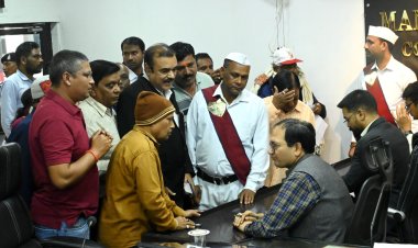 *जन दर्शन : कलेक्टर ने जनदर्शन में सुनी लोगों की समस्याएं, वार्ड वासियों ने तालाब जाने वाले आम रास्ता को कब्ज मुक्त करने सौंपा ज्ञापन*