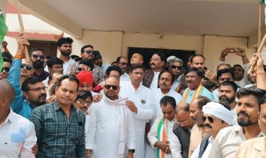 लगातार चाकू बाजी के विरोध में मुजगहन थाने का कांग्रेसजनों द्वारा घेराव किया गया