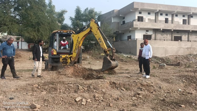 *कलेक्टर के निर्देश पर कोनी में अवैध प्लाटिंग के खिलाफ प्रशासन की बड़ी कार्रवाई : कोनी में दो जगह की जा रही थी अवैध प्लाटिंग, रास्ता,बाउंड्रीवाल और पोल को निगम की टीम ने उखाड़ा*