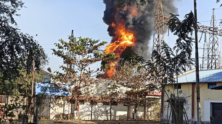 *बड़ी ख़बर : मोपका सब स्टेशन में लगी भीषण आग, फायर ब्रिगेड की गाड़िया मौके पर, शहर के कई इलाके में ब्लैक आउट*