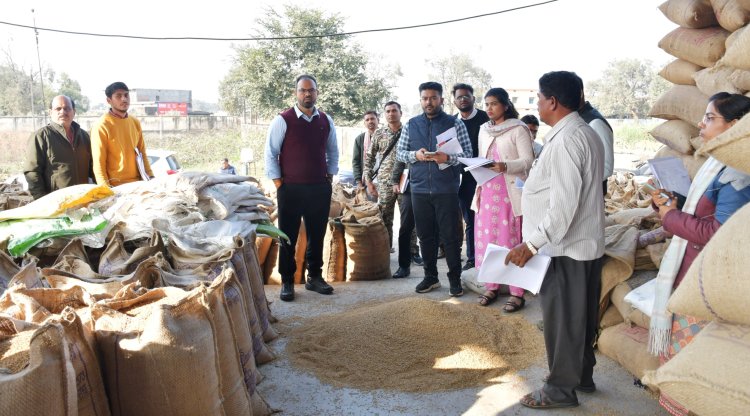 *कलेक्टर ने धान खरीदी केंद्र सरगांव, सांवतपुर और धूमा का किया औचक निरीक्षण*  *अव्यवस्था पर सरगॉव समिति प्रबंधक को लगाई फटकार, नोटिस व वेतन रोकने के दिए निर्देश*