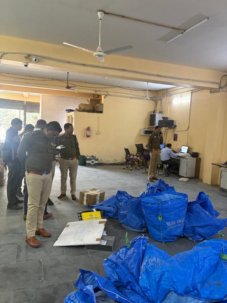 *ई-कॉमर्स गोदामों पर पुलिस की दबिश : ऑनलाइन शॉपिंग के माध्यम से आने वाले कई  धारदार चाकू जप्त, अमेजन–फ्लिपकार्ट समेत कई कंपनियों के  गोदामों में पुलिस टीमों ने पहुंच कर की जांच*