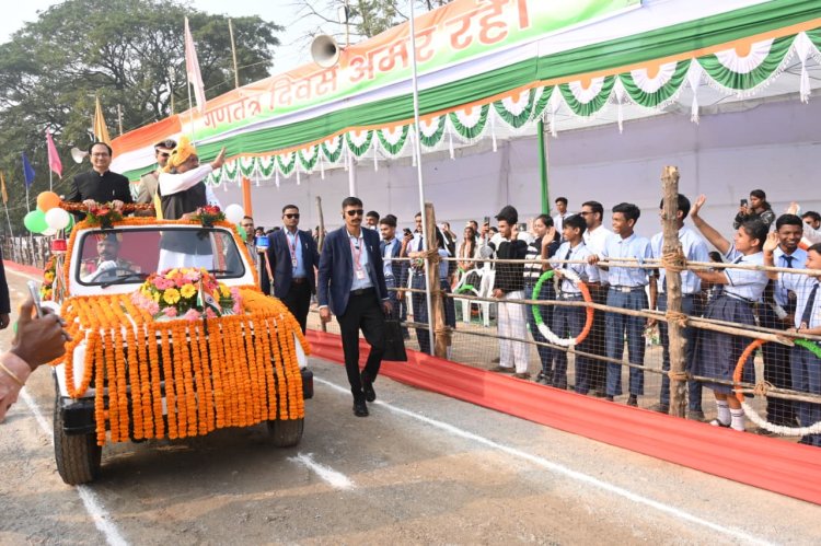 *मुख्यमंत्री विष्णुदेव साय ने बिलासपुर में किया ध्वजारोहण :  कहा संविधान, लोकतंत्र और सुशासन के रास्ते विकसित छत्तीसगढ़ का निर्माण सरकार का संकल्प*