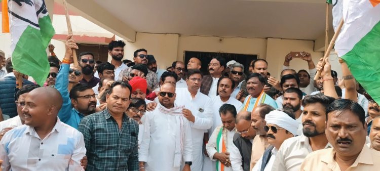 लगातार चाकू बाजी के विरोध में मुजगहन थाने का कांग्रेसजनों द्वारा घेराव किया गया