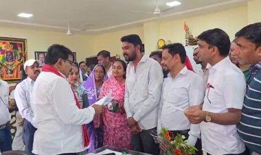 *उपमुख्यमंत्री विजय शर्मा ने कवर्धा स्थित विधायक कार्यालय में लोगों से की मुलाकात,उप मुख्यमंत्री ने समस्याओं का निराकरण के लिए दिए निर्देश*