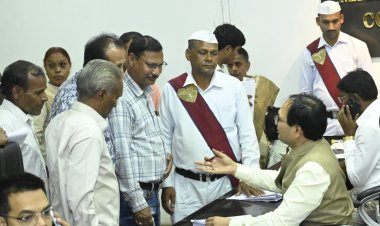   *जनदर्शन में कलेक्टर ने सुनी लोगों की समस्याएं, मुलभुत समस्याओ को लेकर 150 लोगों ने दिया ज्ञापन*