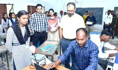 *कलेक्टर ने सिलतरा व जरेली विद्यालय में आधार पंजीयन एवं बायोमैट्रिक अपडेट कार्य का किया निरीक्षण*  *बच्चों से संवाद कर 12वीं में 90 प्रतिशत से अधिक अंक लाने किया प्रेरित