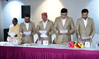 *प्रेस क्लब बिलासपुर के नवनिर्वाचित पदाधिकारियों का शपथ ग्रहण : उप मुख्यमंत्री अरुण साव ने दिलाई शपथ कहा नई ऊर्जा के साथ आगे बढ़ेगा प्रेस क्लब बिलासपुर!*