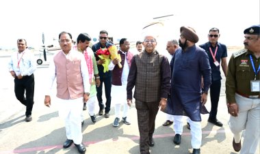 *मुख्यमंत्री पहुंचे बिलासपुर एयरपोर्ट, भाजपा नेताओं ने किया स्वागत, कृषक उन्नति योजना कार्यक्रम में होंगे शामिल*