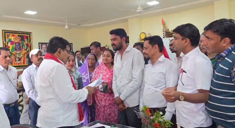 *उपमुख्यमंत्री विजय शर्मा ने कवर्धा स्थित विधायक कार्यालय में लोगों से की मुलाकात,उप मुख्यमंत्री ने समस्याओं का निराकरण के लिए दिए निर्देश*