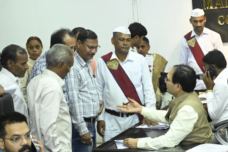   *जनदर्शन में कलेक्टर ने सुनी लोगों की समस्याएं, मुलभुत समस्याओ को लेकर 150 लोगों ने दिया ज्ञापन*