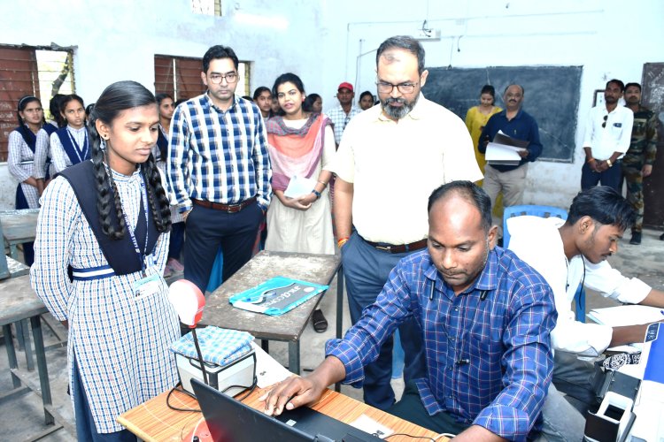 *कलेक्टर ने सिलतरा व जरेली विद्यालय में आधार पंजीयन एवं बायोमैट्रिक अपडेट कार्य का किया निरीक्षण*  *बच्चों से संवाद कर 12वीं में 90 प्रतिशत से अधिक अंक लाने किया प्रेरित