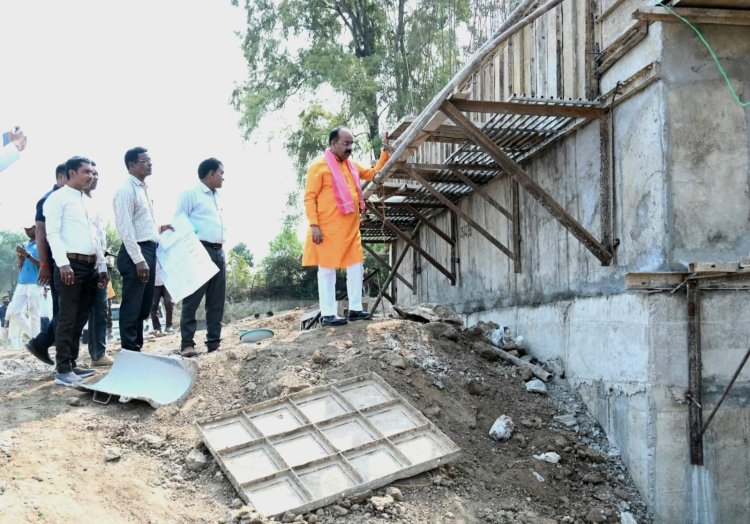 निर्माणाधीन पुल के कार्य की धीमी प्रगति को देखकर उपमंत्री अरुण साव हुए नाराज, ठेकेदार पर दंडात्मक कार्रवाई के निर्देश, कहा बरसात से पहले हर हाल में पूर्ण हो निर्माण*