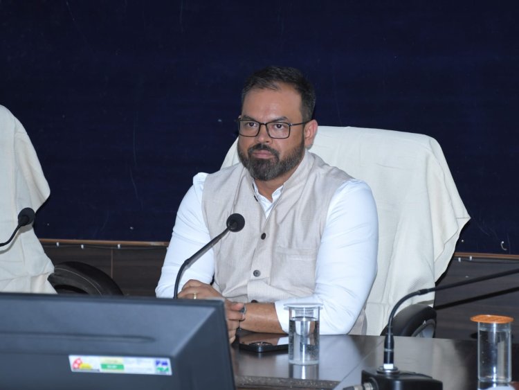 *बिजली चोरी और हुकिंग करने वालों के विरुद्ध होगी सख्त कार्रवाई: कलेक्टर*   *बिजली बिल की बचत के लिए सोलर पैनल लगाने की अपील