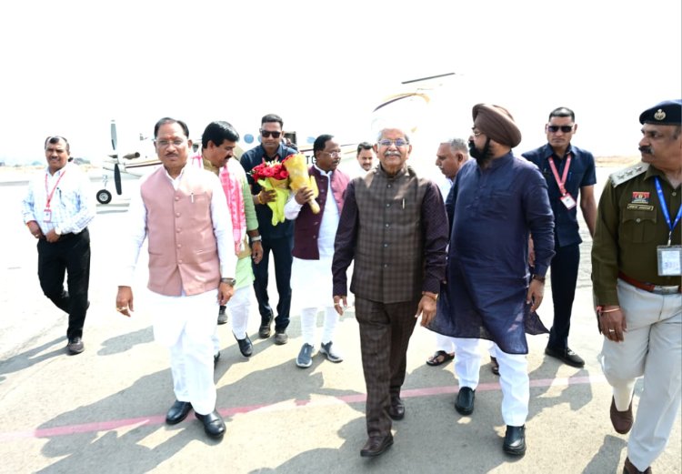 *मुख्यमंत्री पहुंचे बिलासपुर एयरपोर्ट, भाजपा नेताओं ने किया स्वागत, कृषक उन्नति योजना कार्यक्रम में होंगे शामिल*