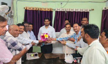 नये सीईओ का स्वागत, ग्राम पंचायत सचिव संघ ने किया पुष्पगुच्छ भेंट