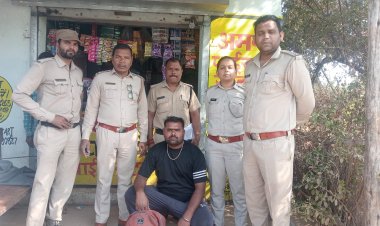 अवैध महुआ शराब पर आबकारी विभाग की बड़ी कार्रवाई, दो आरोपियों पर प्रकरण दर्ज