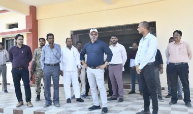 *डीईओ, डीएमसी, ईई, एसडीओ व सब इंजीनियर को नोटिस जारी करने के निर्देश, कलेक्टर ने पीएम श्री एवं स्वामी आत्मानंद स्कूलों का किया निरीक्षण, निर्माणाधीन भवनों की धीमी प्रगति पर जताई नाराजगी*