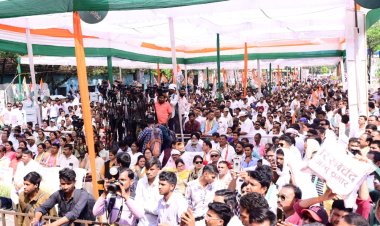 *कांग्रेसियों ने किया विधानसभा घेराव : हजारों की संख्या में भारत माता चौक में एकत्रित होकर किया प्रदर्शन*