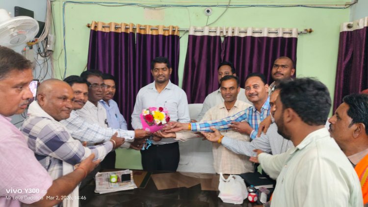 नये सीईओ का स्वागत, ग्राम पंचायत सचिव संघ ने किया पुष्पगुच्छ भेंट