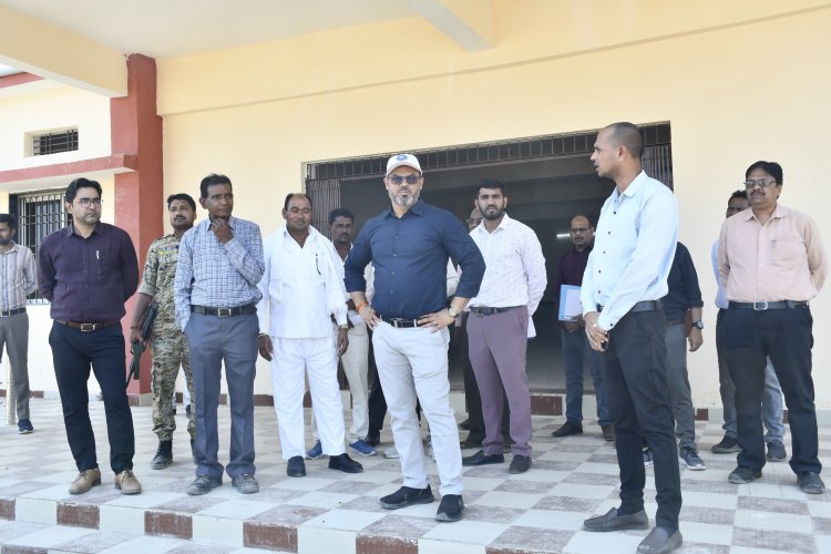 *डीईओ, डीएमसी, ईई, एसडीओ व सब इंजीनियर को नोटिस जारी करने के निर्देश, कलेक्टर ने पीएम श्री एवं स्वामी आत्मानंद स्कूलों का किया निरीक्षण, निर्माणाधीन भवनों की धीमी प्रगति पर जताई नाराजगी*