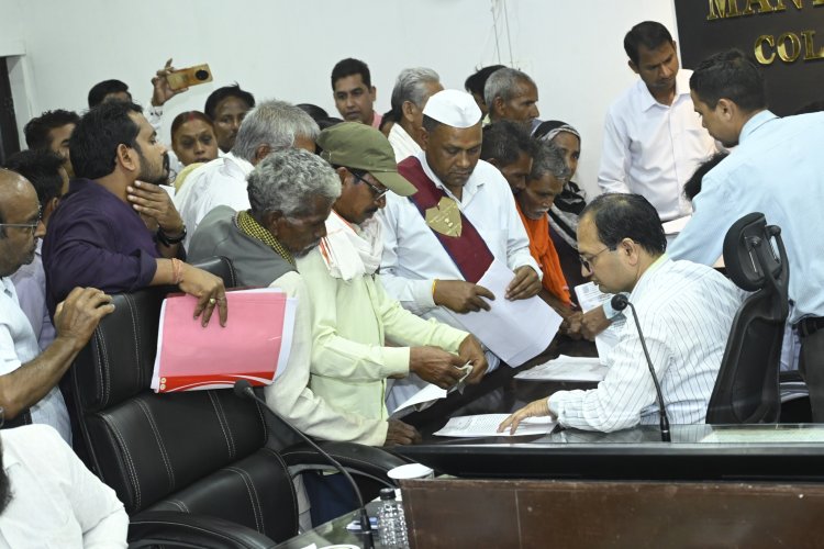 *जन दर्शन : सरपंच ने की पटवारी की शिकायत नशे की हालत में रहता है और राजस्व संबंधी छोटे छोटे कार्यों के लिए बड़े रकम की  मांग करता है, रोजगार सहायक की शिकायत, ग्रामीणों ने की बिल्डर की शिकायत ! कलेक्टर ने कार्रवाई के दिए निर्देश*