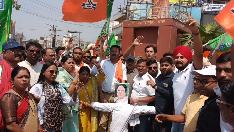 *भाजपा अनुसूचित जनजाति मोर्चा ने फूंका पश्चिम बंगाल की मुख्यमंत्री ममता बनर्जी का पुतला*