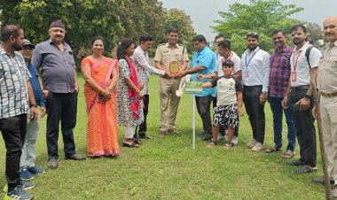 *एक पेड़ माता-पिता के नाम" संकल्प के साथ श्रीसूर्या पुष्पा फाउंडेशन का विशाल वृक्षारोपण संपन्न, थाना प्रभारी दामोदर मिश्रा सम्मानित,,विभिन्न सामाजिक संगठनों के पदाधिकारी भी हुए शामिल*