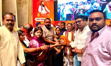 *बीजेपी का देशव्यापी समरसता संकल्प अभियान : संत शिरोमणि गुरु रविदास की 650वीं जन्म जयंती, वाराणसी से आए पवित्र माटी युक्त कलश को मुख्यमंत्री विष्णुदेव साय ने बिलासपुर शहर जिलाध्यक्ष दीपक सिंह को सौंपा*