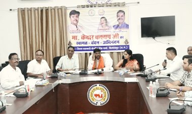 *सहकारिता मंत्री केदार कश्यप ने की जिला सहकारी केंद्रीय बैंक के कामकाज समीक्षा :  नई सहकारी समितियों में बुनियादी सुविधाएं विकसित करने के निर्देश*