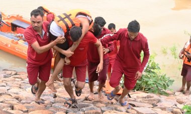 *बाढ़ एवं आपदा से निपटने की तैयारियों को परखा कोरी डेम में हुआ मॉक एक्सरसाइज :  एसडीआरएफ और होमगार्ड की टीम ने किया बाढ़ में फंसे व्यक्ति के रेस्क्यू का हूबहू प्रदर्शन  कलेक्टर, एसएसपी ने मौके पर व्यवस्थाओं का लिया जायजा*