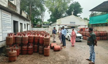 *बालाजी गैस एजेंसी में छापेमार कार्रवाई : 412 भरे सिलेंडर कम मिले,मौके पर मिले 939 सिलेंडर जब्त, उपभोक्ताओं के भी दर्ज किए बयान*