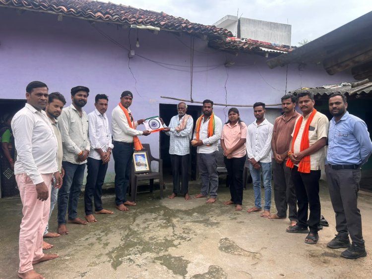 'हर घर तिरंगा' अभियान : भजयुमो ग्रामीण ने शहीद मन्नू लाल सूर्यवंशी के परिजनों को तिरंगा भेंट कर दी श्रद्धांजलि*