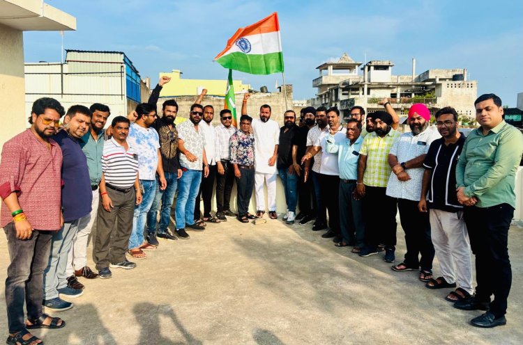 *हर घर तिरंगा अभियान :  भाजपा कार्यालय मे जिलाध्यक्ष दीपक सिंह ठाकुर ने फहराया तिरंगा*