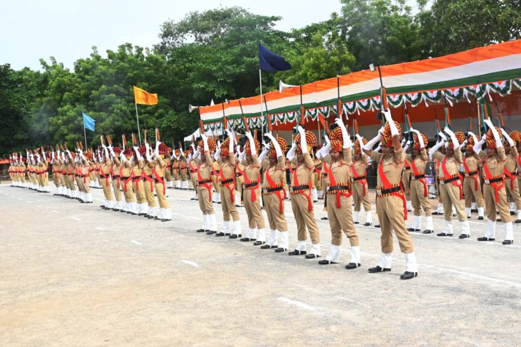 *स्वतंत्रता दिवस समारोह का अंतिम फुल ड्रेस रिहर्सल संपन्न  :  केंद्रीय राज्य मंत्री तोखन साहू करेंगे ध्वजारोहण, कलेक्टर-एसएसपी ने तैयारियों का लिया जायजा*