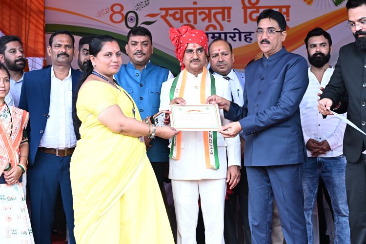 *जनसंपर्क की सभी विधाओं में उत्कृष्ट कार्य के लिए सहायक जनसंपर्क अधिकारी श्रीमती रचना मिश्रा सम्मानित : केंद्रीय राज्यमंत्री श्री तोखन साहू ने स्वतंत्रता दिवस के मुख्य समारोह में प्रशस्ति पत्र देकर किया सम्मानित*