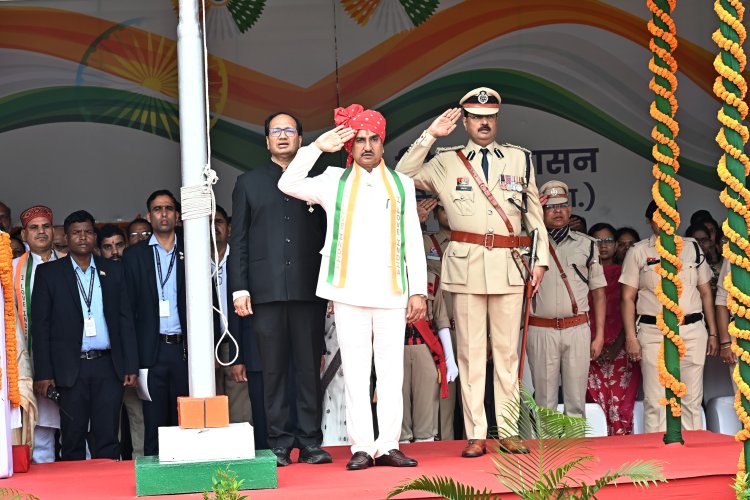 *गरिमामय माहौल में मनाया गया 80 वां स्वतंत्रता दिवस समारोह :  केंद्रीय राज्यमंत्री  तोखन साहू ने किया ध्वजारोहण, 13 प्लाटूनों ने किया भव्य परेड प्रदर्शन*