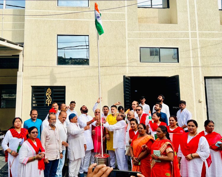 *बीजेपी जिला कार्यालय में भाजपा जिलाध्यक्ष दीपक सिंह ठाकुर ने किया ध्वजारोहण*