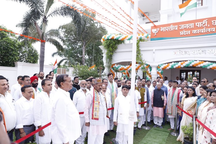 *80वें स्वतंत्रता दिवस पर प्रदेश भाजपा कार्यालय में  संगठन महामंत्री पवन साय ने किया ध्वजारोहण*