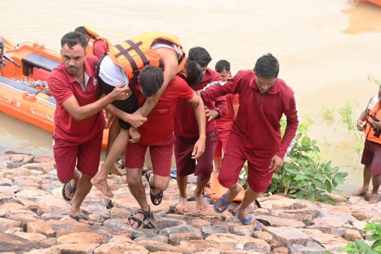 *बाढ़ एवं आपदा से निपटने की तैयारियों को परखा कोरी डेम में हुआ मॉक एक्सरसाइज :  एसडीआरएफ और होमगार्ड की टीम ने किया बाढ़ में फंसे व्यक्ति के रेस्क्यू का हूबहू प्रदर्शन  कलेक्टर, एसएसपी ने मौके पर व्यवस्थाओं का लिया जायजा*